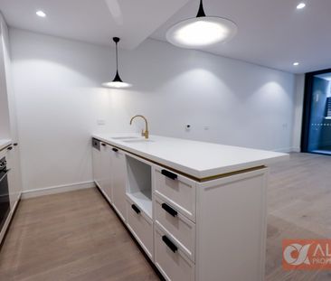 Near new oversized high-end apartment, prime location surrounded by... - Photo 2