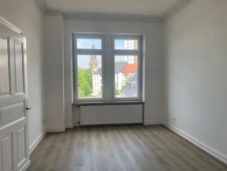 Stilvolle, renovierte 3-Zimmer-Altbauwohnung mit Stellplatz in Saarlouis, SOFORT einzugsbereit! - Photo 2