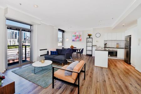 Chic 1-bedroom apartment near Melbourne Central Station - Photo 3