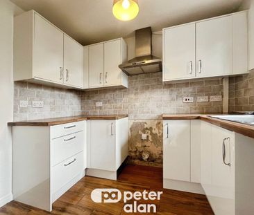 Clos Y Dolydd, Beddau, Pontypridd - Photo 1