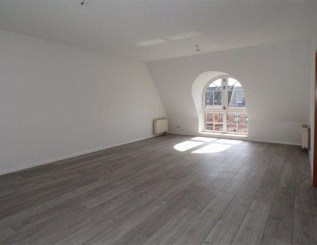 Schöne DG-Wohnung mit attraktivem Laminat und Aufzug - Photo 1