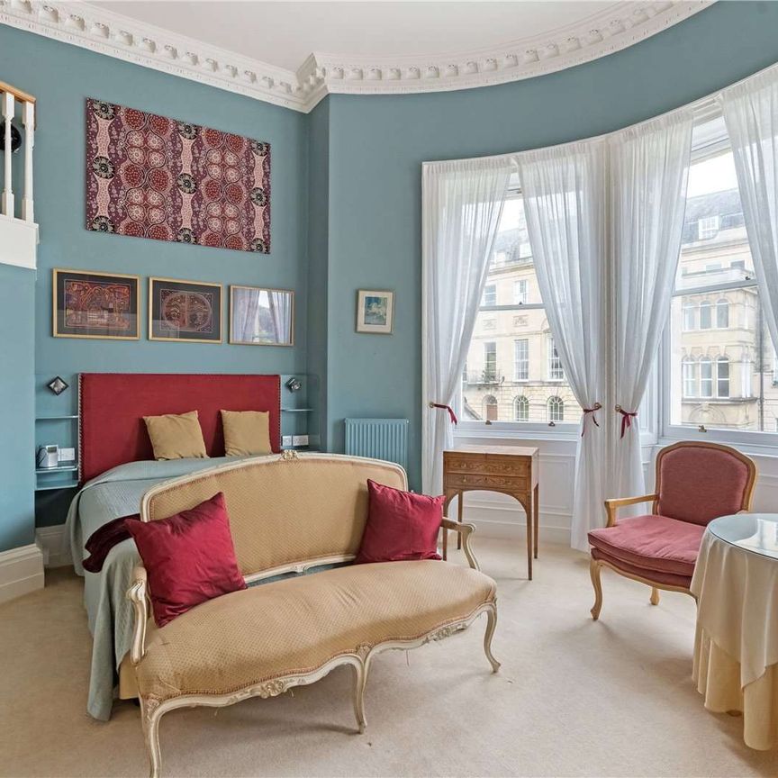 An impressive Grade I listed ground floor flat, located in one of Bath's most prestigious addresses with wonderful views across the crescent lawns. - Photo 1