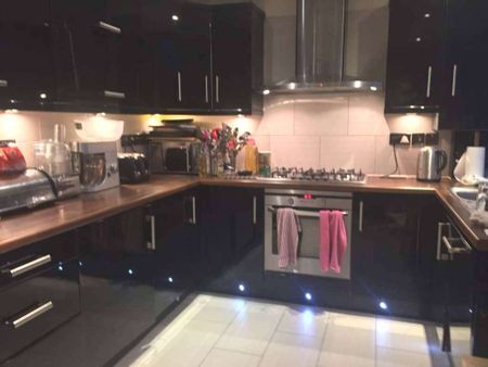 Stokes Road, East Ham - Photo 5