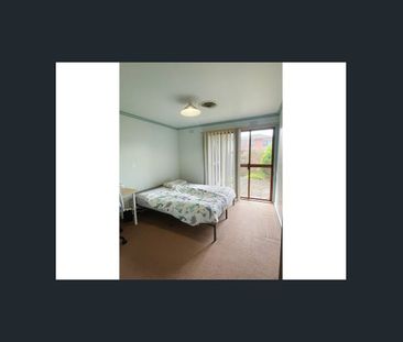 Spacious Family Home Near Glen Waverley Shopping Centre - Photo 1