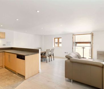 A spacious three bedroom apartment - Photo 4