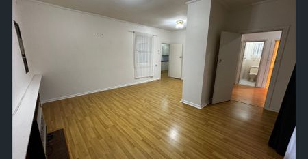 5 Bedrooms on a large block in the heart of Glengowrie - Photo 2