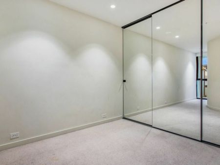 One step to all facilities! 2-bedroom apartment in the heart of South Yarra for lease! - Photo 2