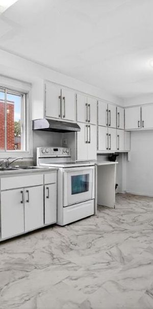 3-bedroom apartment 1200 sqft Perfect spot Lachine Montreal for rent - Photo 1