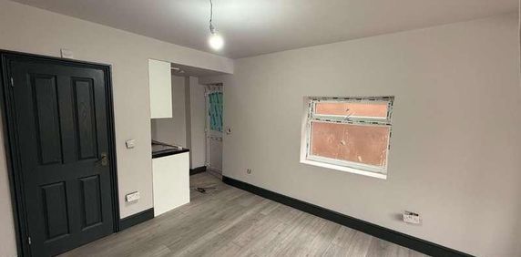 Studio, Great West Road, TW7 - Photo 2