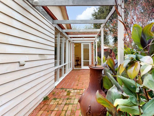 Spacious family home in sought after pocket of Camberwell - Photo 1