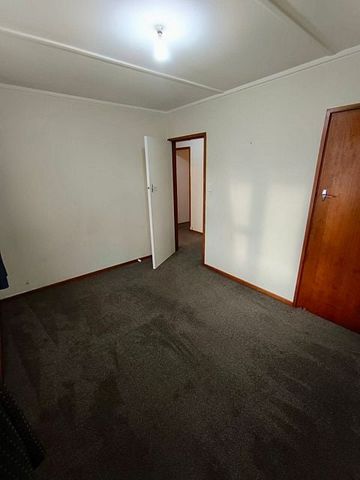 Charming 3BR Elderslea Unit - Photo 3
