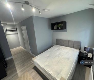 1 bedroom in a house share to rent - Photo 2