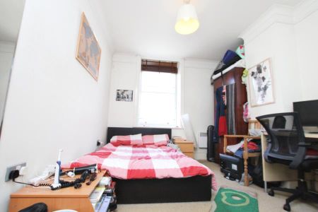 3 bedroom flat to rent - Photo 3