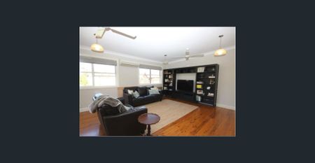 Spacious 3-Bedroom House - Photo 2