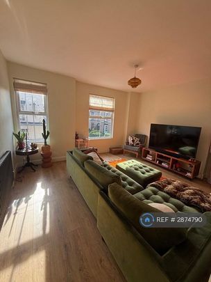 1 bedroom in a house share to rent - Photo 1