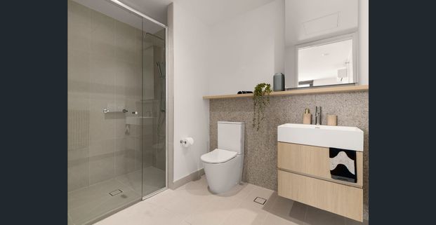 Spacious Unfurnished 3-Bedroom Apartment – Kensington - Photo 1