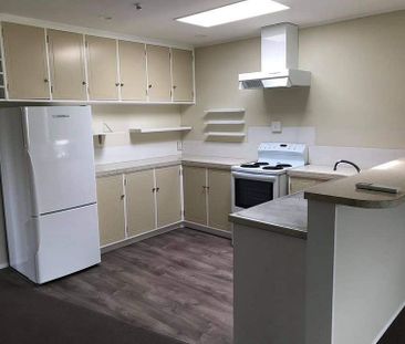 Tidy, handy to train station and motorway. - Photo 4