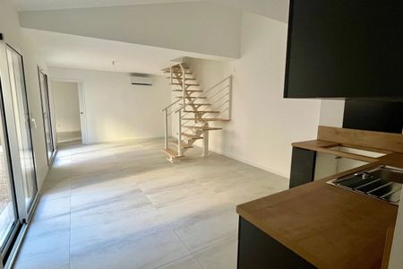 Appartement en duplex 3 chambres avec cour - Photo 2