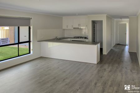 4 Bedrooms + Ensuite - Central Location! - Photo 4