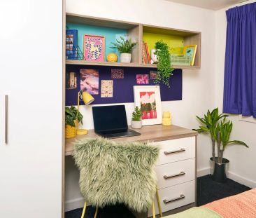 Large High Double Ensuite: Three Bed Flat - Photo 1