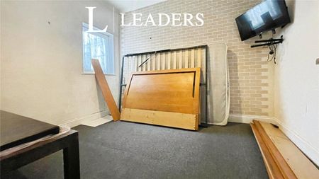 2 bedroom apartment to rent St. Helens Road, Westcliff-on-Sea, SS0 - Photo 3