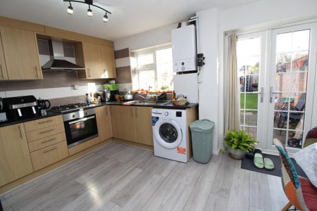 3 bedroom terraced house to rent - Photo 5