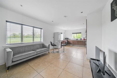2 bed apartment to rent in Royal Connaught Drive, Bushey, WD23 - Photo 2