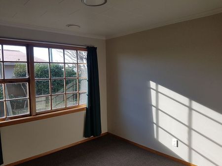 Sunny 3BR Home with garden! - Photo 3