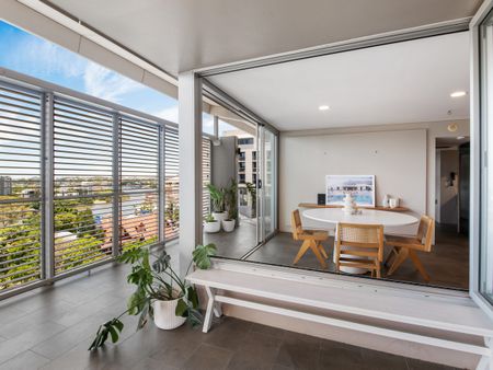 Stunning Three-Bedroom Apartment with Generous Floor Plan in Vibrant Kangaroo Point - Photo 4