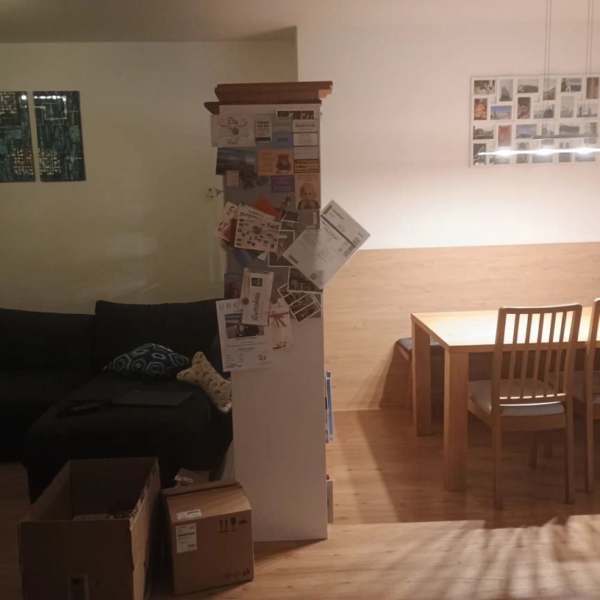 Neuwertige 2-Zimmer-Wohnung mit PKW-Stellplatz im Zentrum von Gurten - Photo 1