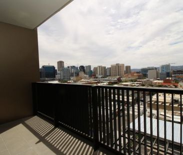 Modern City Apartment with Spectacular Views! - Photo 3