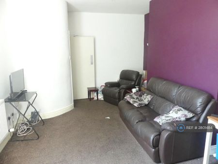 3 bedroom flat to rent - Photo 2