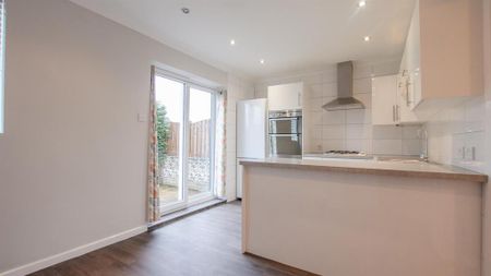 2 bedroom semi-detached house to rent - Photo 5