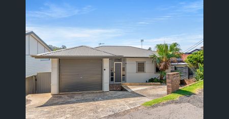 Charming Coastal Cottage with Space and Style - Photo 4