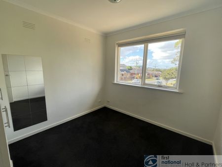 Spacious Two Bedroom Apartment - Photo 2