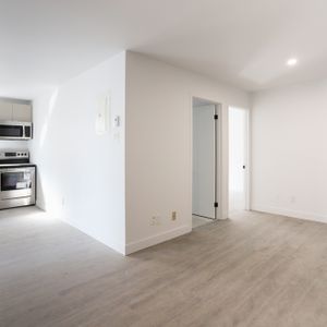 Renovated 2 Bedroom Near Downtown - Photo 2
