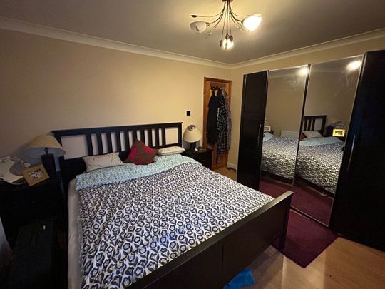 Room in a Shared House, Rivington Crescent, NW7 - Photo 1