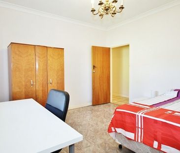 6-bedroom shared house / townhouse, Adelaide Street - Photo 2