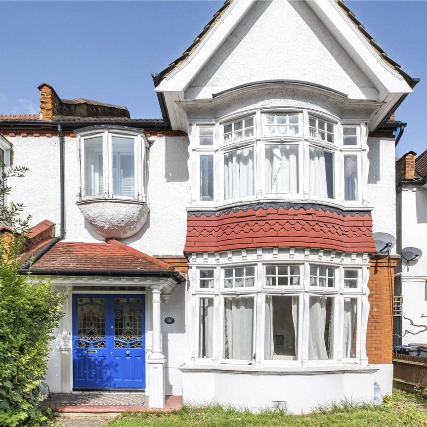 A spacious, redecorated four double bedroom family house. - Photo 1