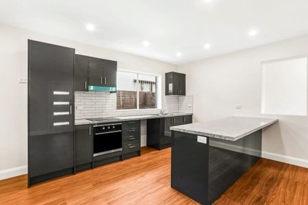 Spacious 3-Bedroom Home in Heart of Maroubra - Photo 4