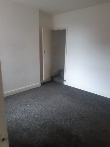 2 Bed Terraced House, Gipsy Lane, LE4 - Photo 2