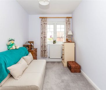 A spacious and well presented two bedroom upper floor apartment sit... - Photo 4