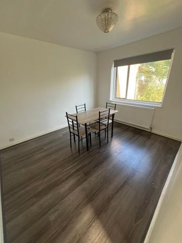 3 Bed End Terrace, Princes Road, IG6 - Photo 2