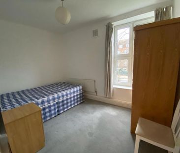 3 Bedrooms in the Heart of Wandsworth Road! - Photo 2