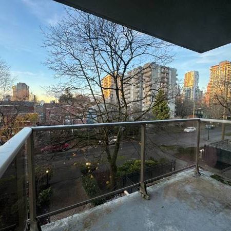 PET FRIENDLY Bachelor With Private Balcony in Downtown Vancouver - Photo 4