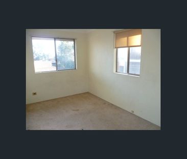 Spacious Three-Bedroom Townhouse with Resort-Style Facilities - Photo 2