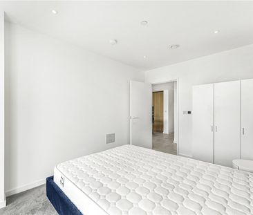 Cendal Crescent, Whitechapel, London, E1 2FU - Photo 2