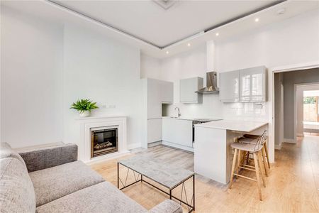 Refurbished two bedroom flat with private garden. - Photo 4