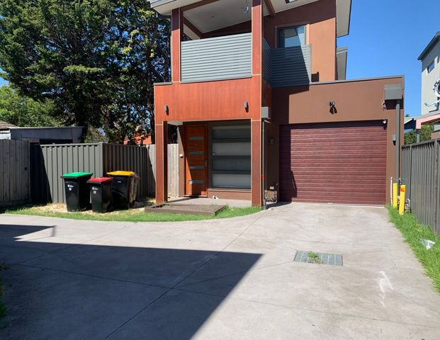 MORDEN TOWNHOUSE WAITS - Photo 1