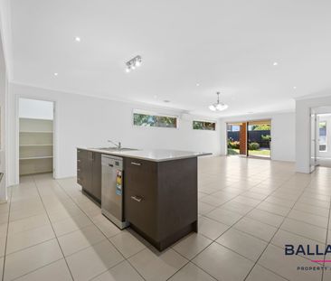 Spacious Three-Bedroom Home with Two Living Areas and Two Bathrooms... - Photo 3